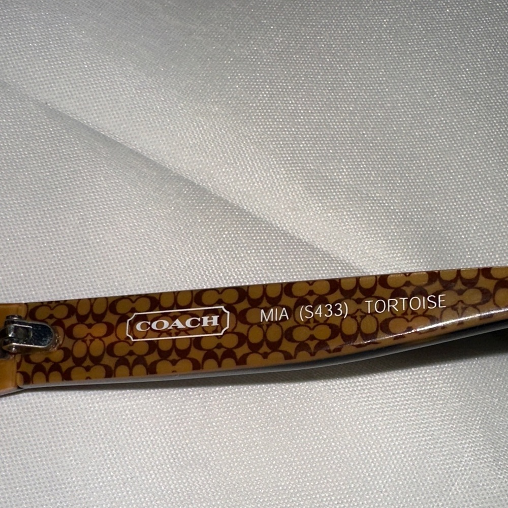 ๐ COACH Brown Sunglasses with signature case - Picture 8 of 12
